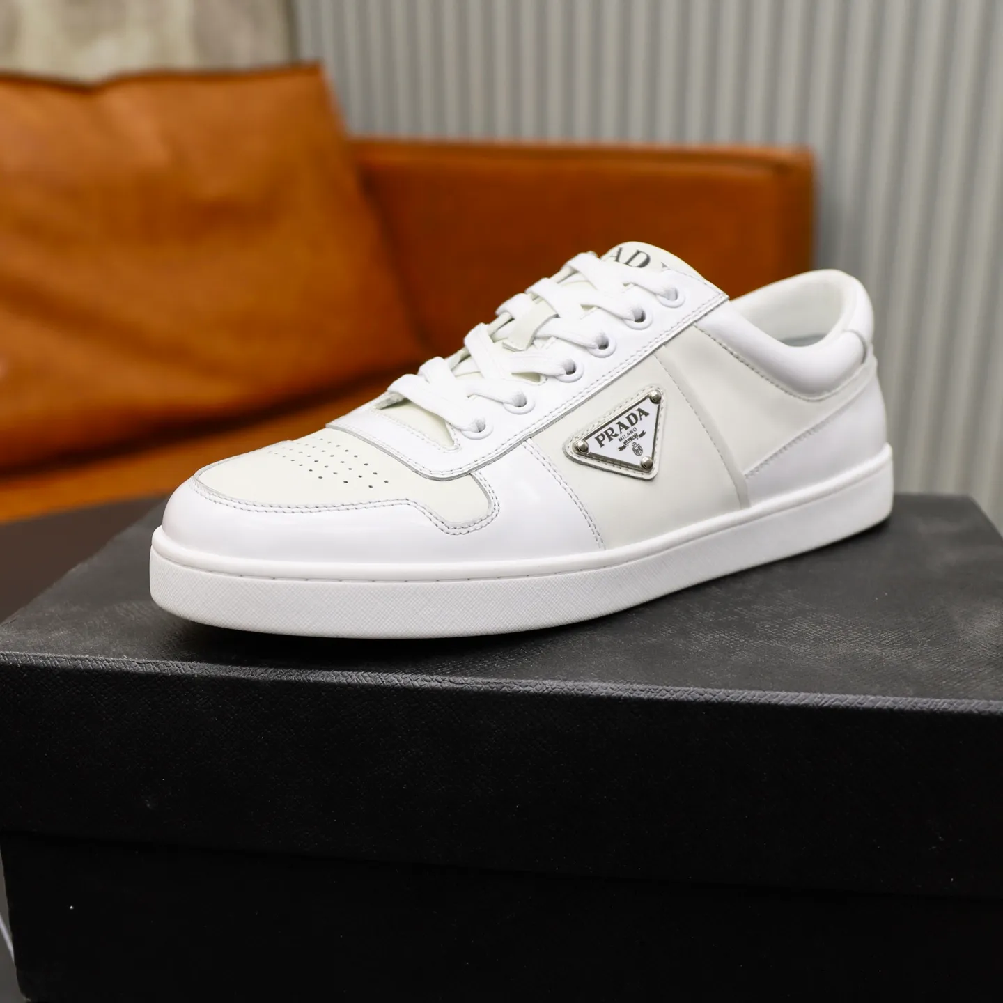Factory price: 600💰Top original order Brand: PRADA (Prada) Standard code: Men's size 38/44 (45 can be customized) Grade: Same as the official website Material: Original cowhide surface splicing, cowhide lining, original wear-resistant soft outsole Style category: casual sports shoes, young fashion, European and American trends, British style Color: actual picture color